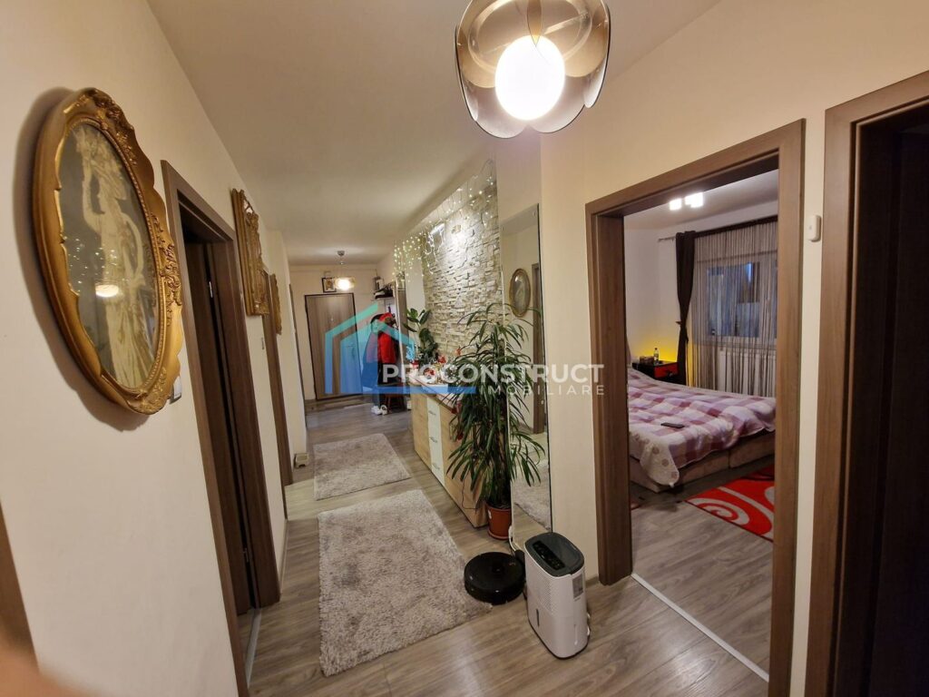 Apartament 5 camere de vânzare în UMT